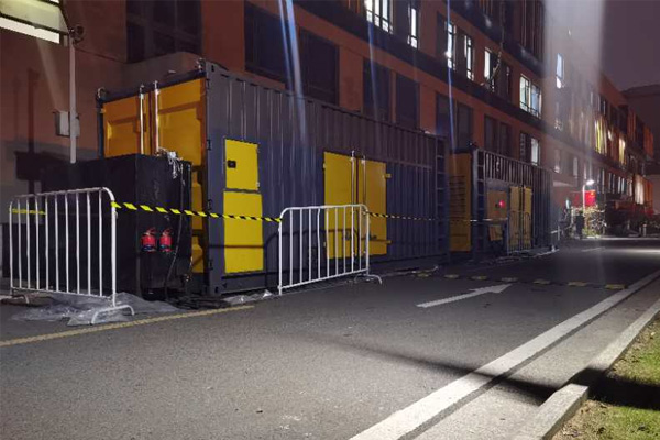 平塘柴油发电机组的输出电压是如何调节的？