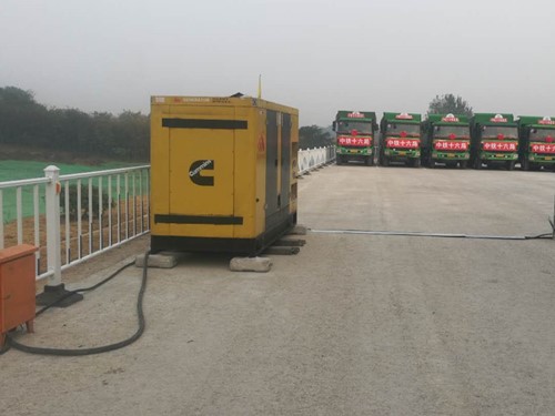 平塘电力系统的稳定性和设备兼容性如何影响发电机组的频率规格？