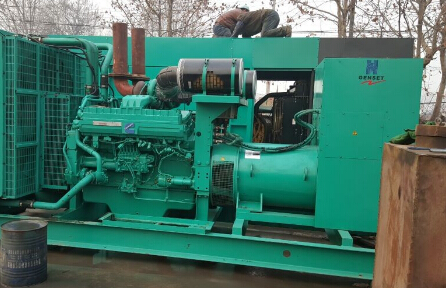 平塘发电机组如何判断水冷式机油散热器内部是否需要清洗？